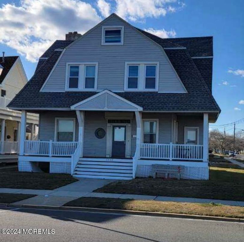 Exterior, Facade, Queen Anne Victorian