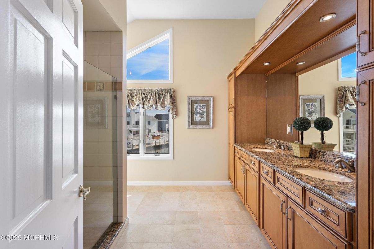 Bathroom, Dual Sink Vanities, Interior, Recessed Lighting