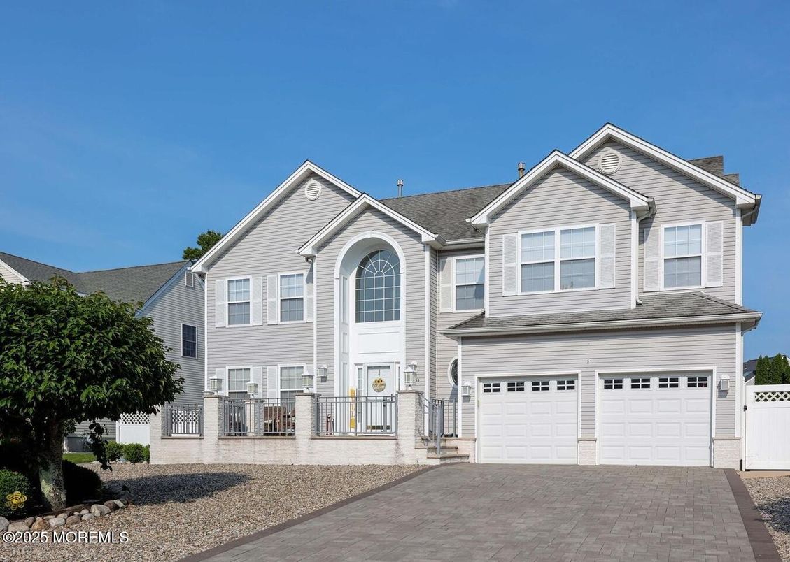 Attached, Exterior, Facade, Farmhouse