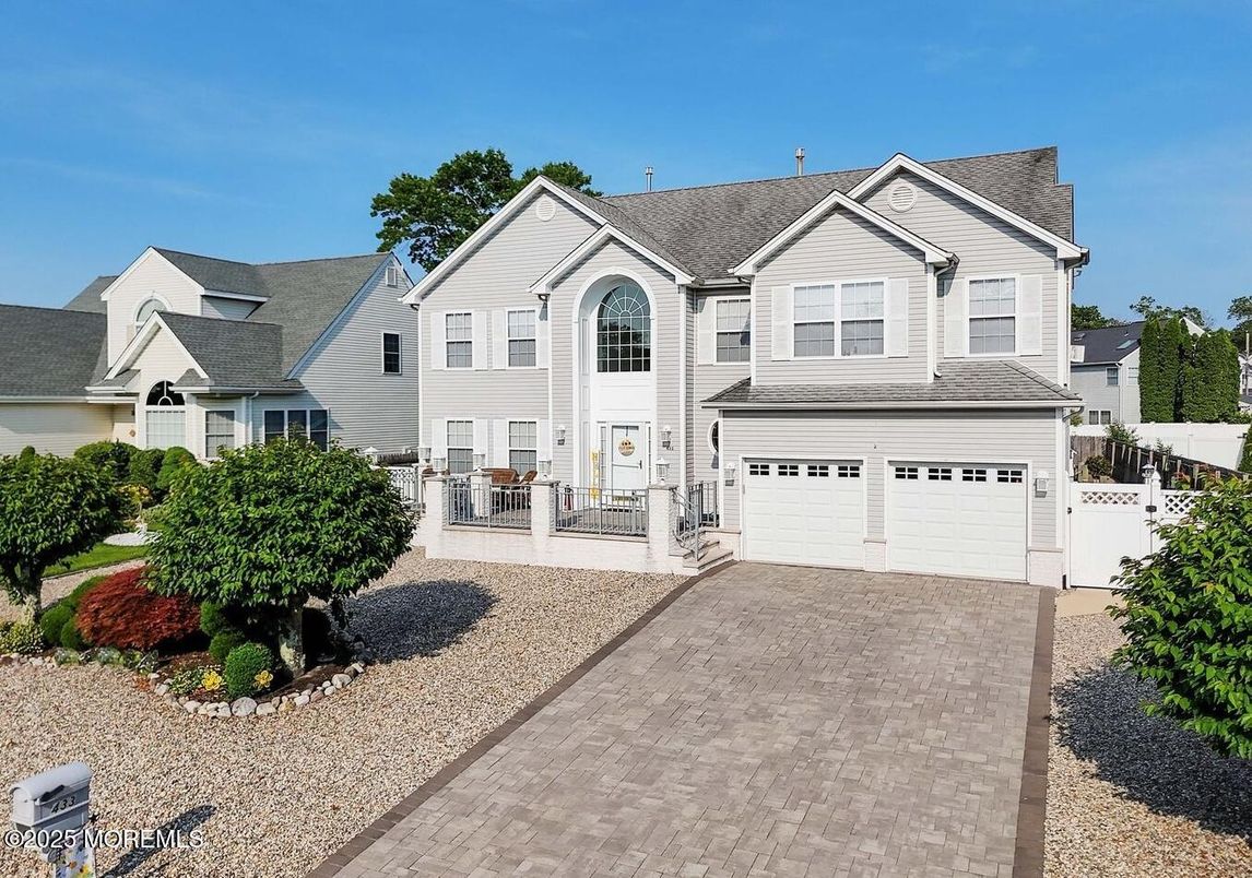 Attached, Exterior, Facade, Farmhouse