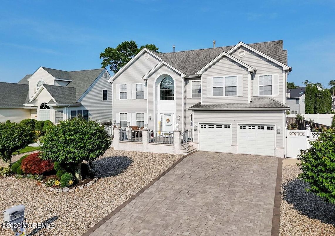 Attached, Exterior, Facade, Farmhouse