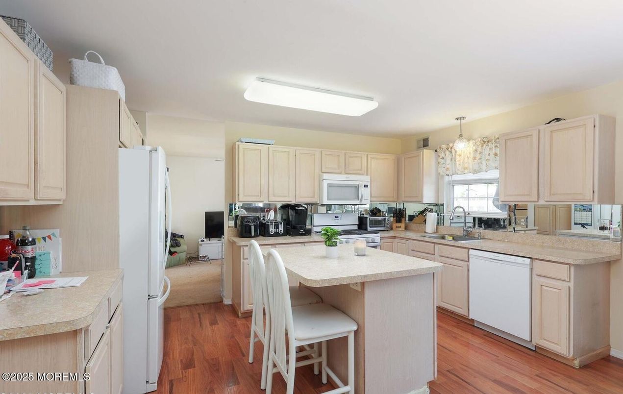 Chandelier, Interior, Kitchen, Wood Texture Flooring