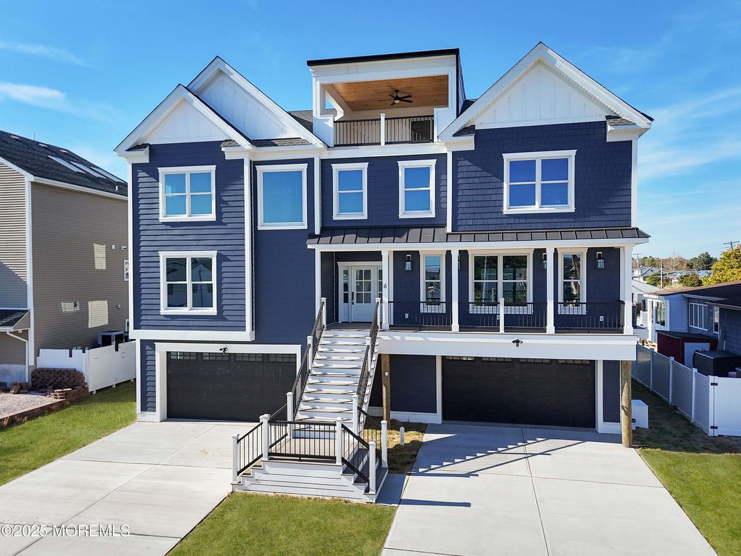 Attached, Exterior, Facade, Farmhouse