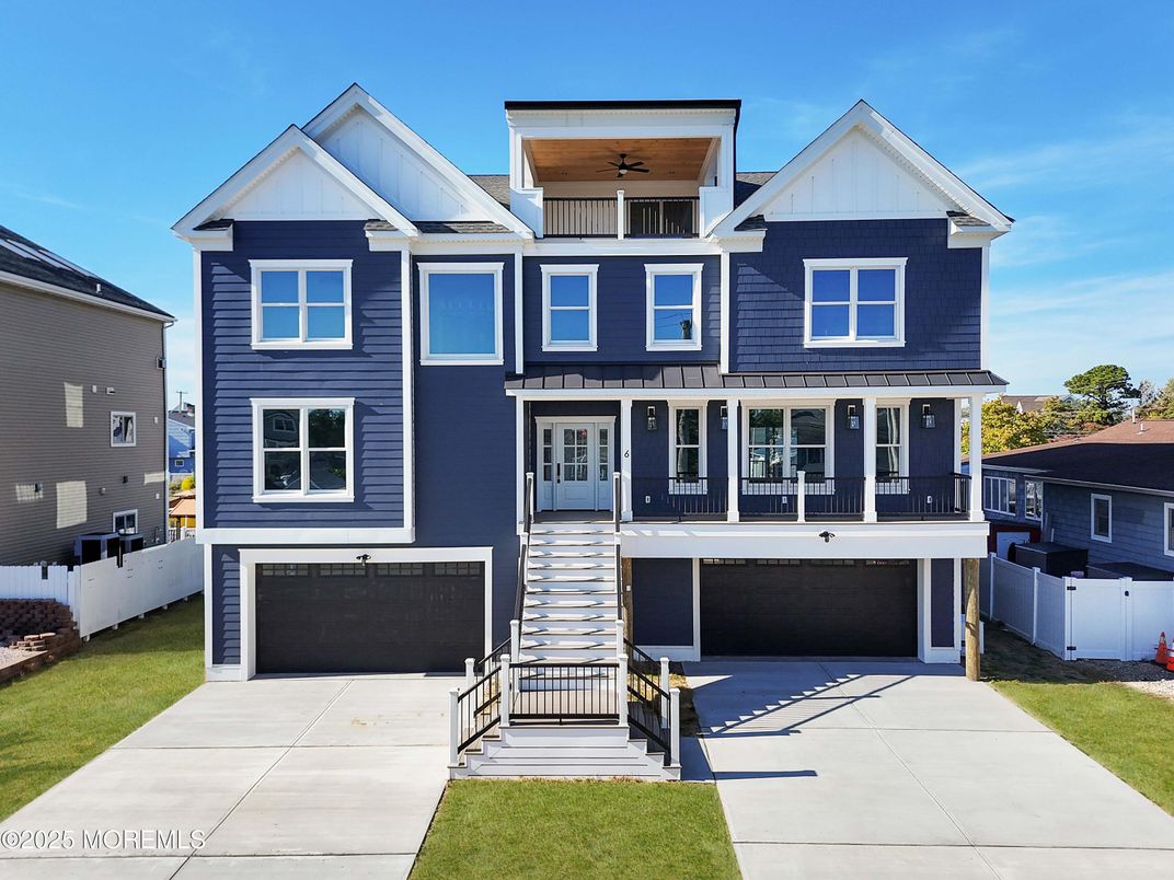 Attached, Exterior, Facade, Farmhouse