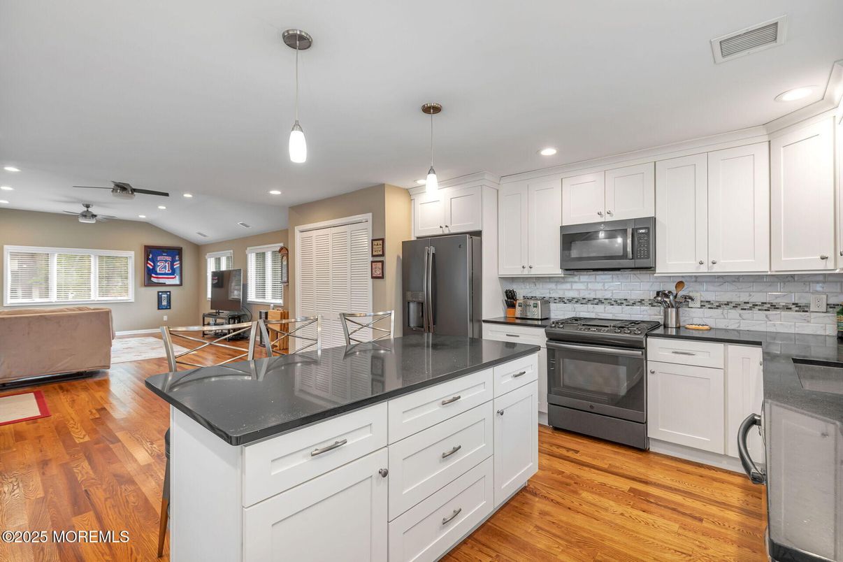 Dining room, Interior, Kitchen, Pendant Lights, Recessed Lighting, Wood Texture Flooring