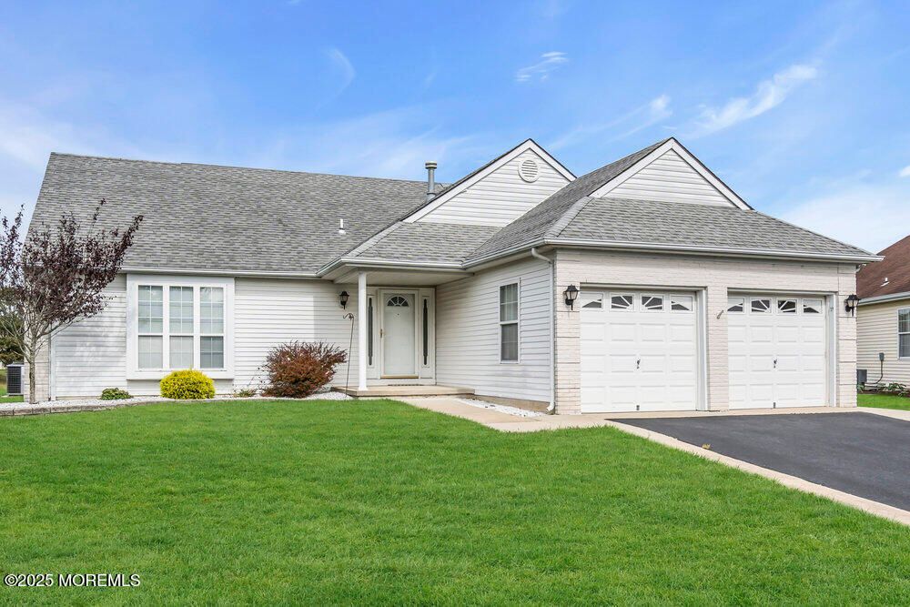 Attached, Exterior, Facade, Cape Cod