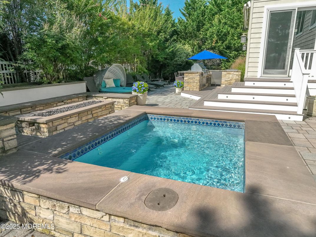 Exterior, Outdoor Kitchen, Pool