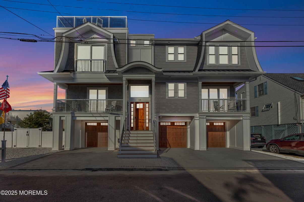 Attached, Exterior, Facade, Rowhouse