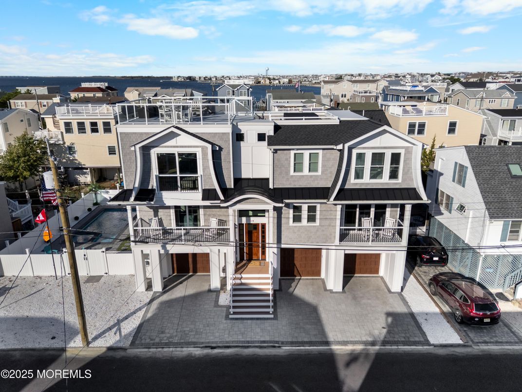 Exterior, Facade, Rowhouse