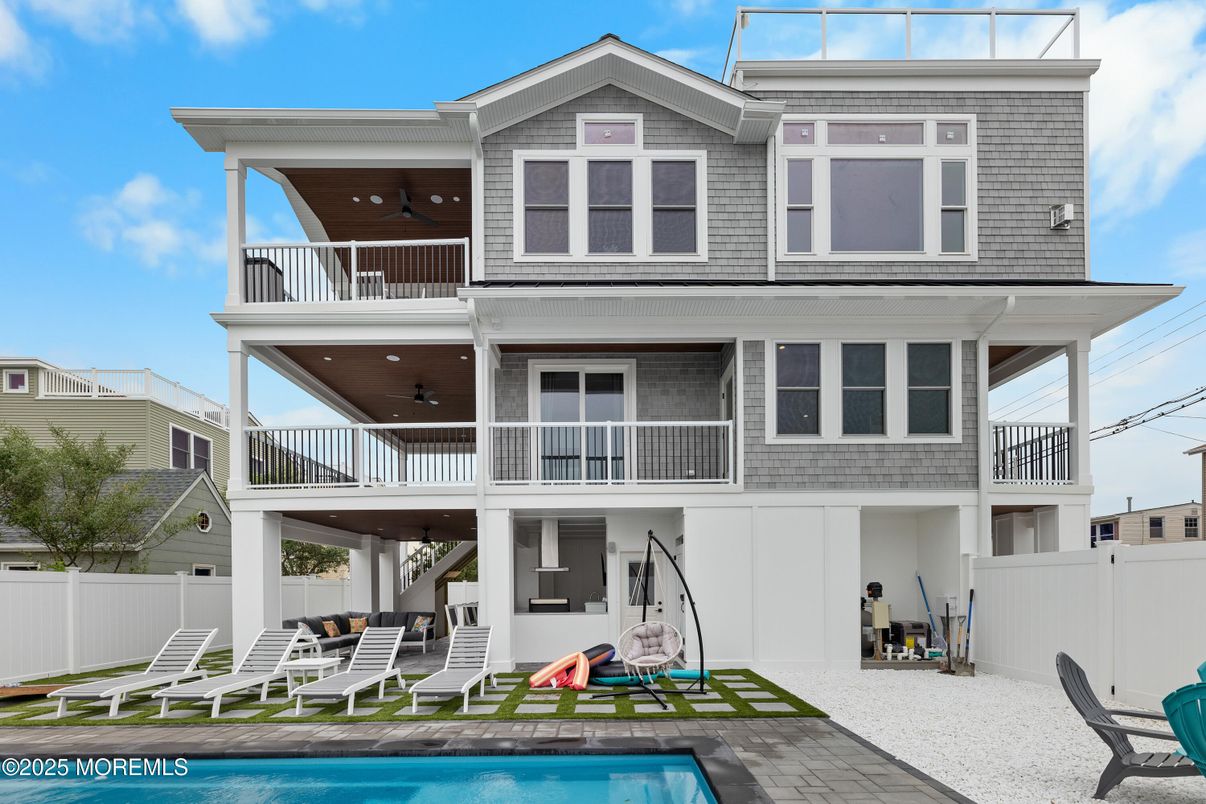 Exterior, Facade, Pool, Rowhouse