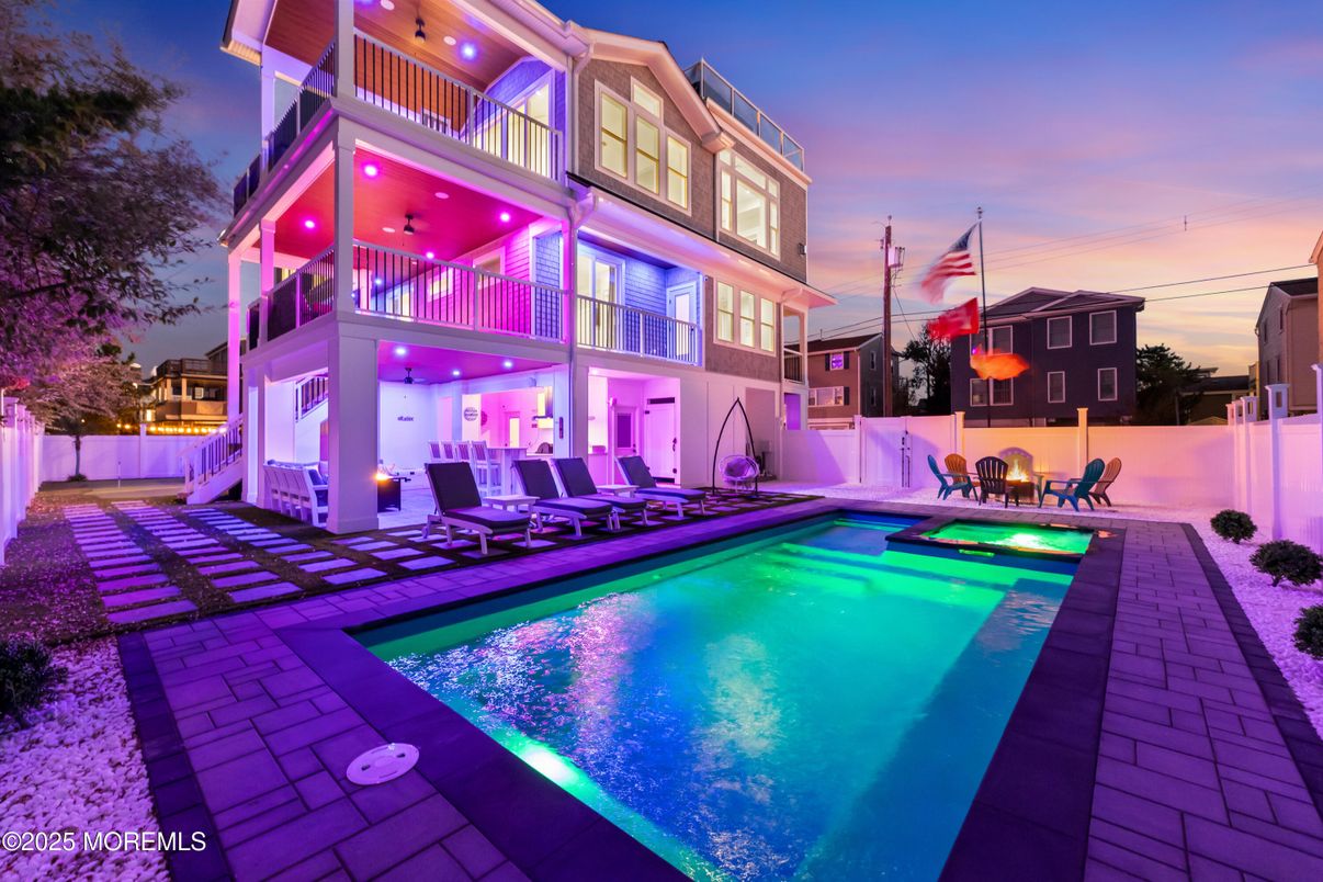 Exterior, Pool