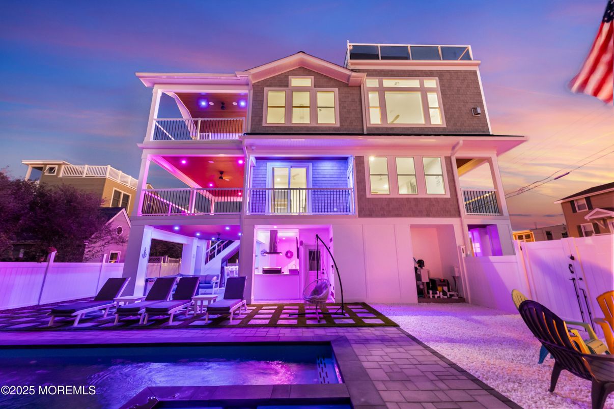 Exterior, Facade, Pool, Modern