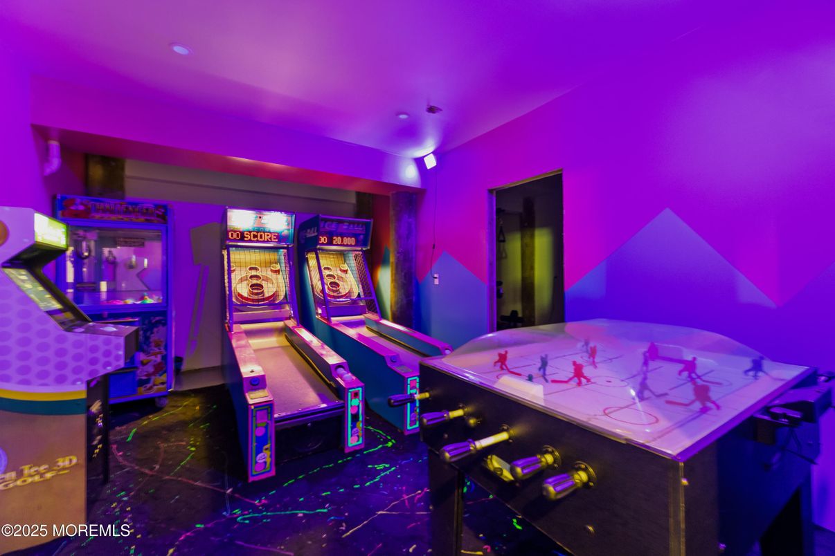 Game Room, Interior