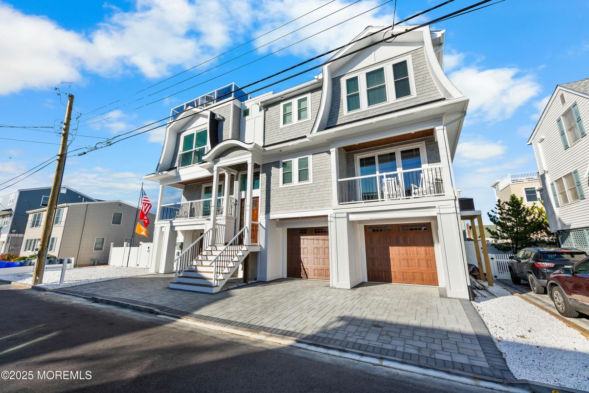 Attached, Exterior, Facade, Queen Anne Victorian