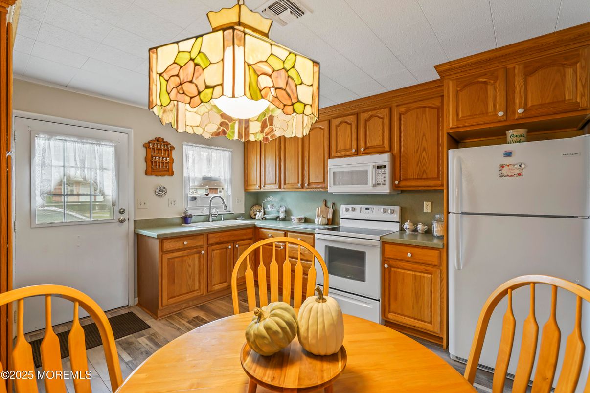 Chandelier, Interior, Kitchen, Wood Texture Flooring