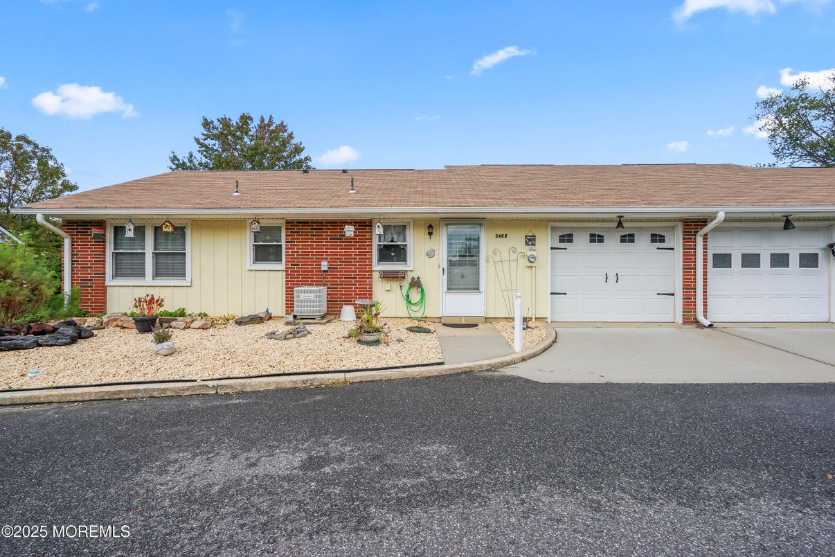 Attached, Exterior, Facade, Brick Facade, Ranch