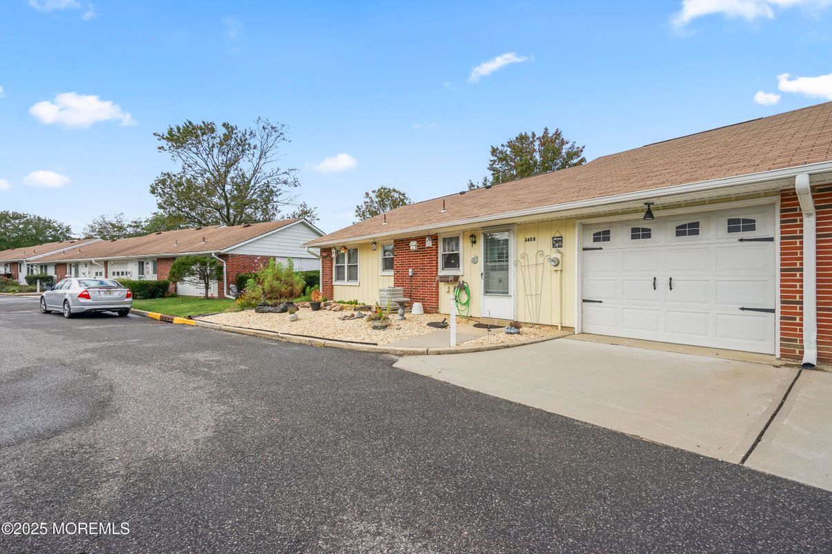 Attached, Exterior, Facade, Brick Facade, Ranch