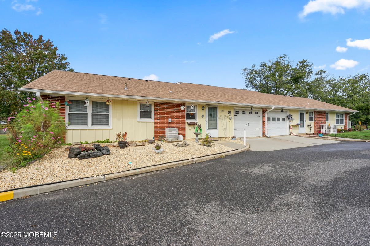 Attached, Exterior, Facade, Brick Facade, Ranch