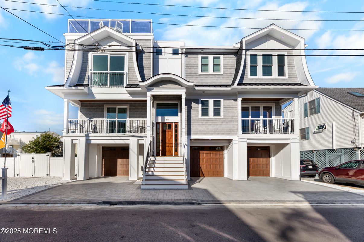 Attached, Exterior, Facade, Rowhouse