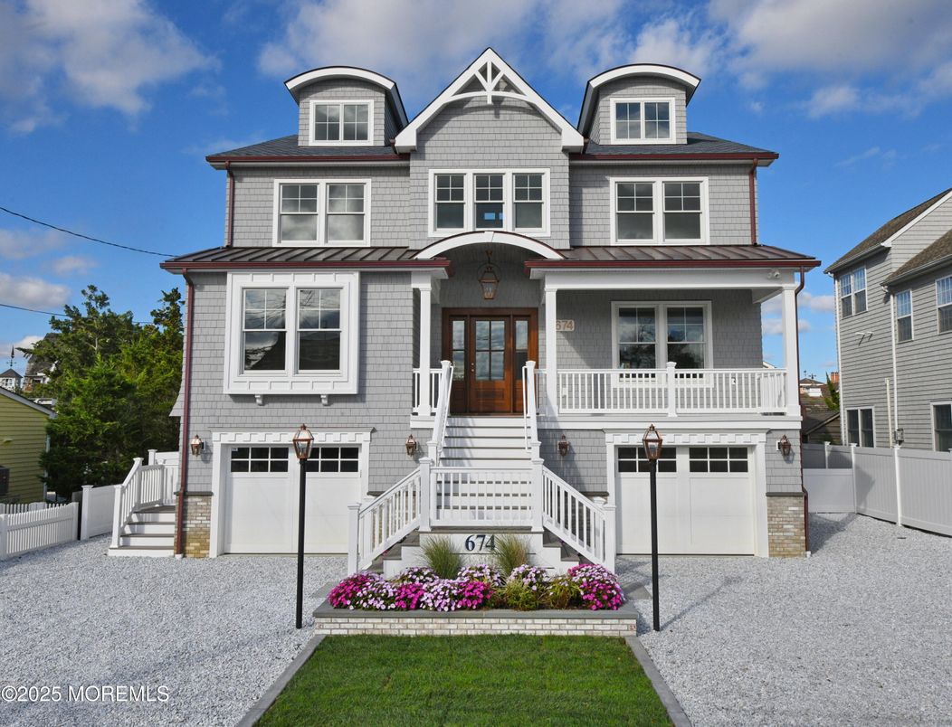 Attached, Exterior, Facade, Queen Anne Victorian