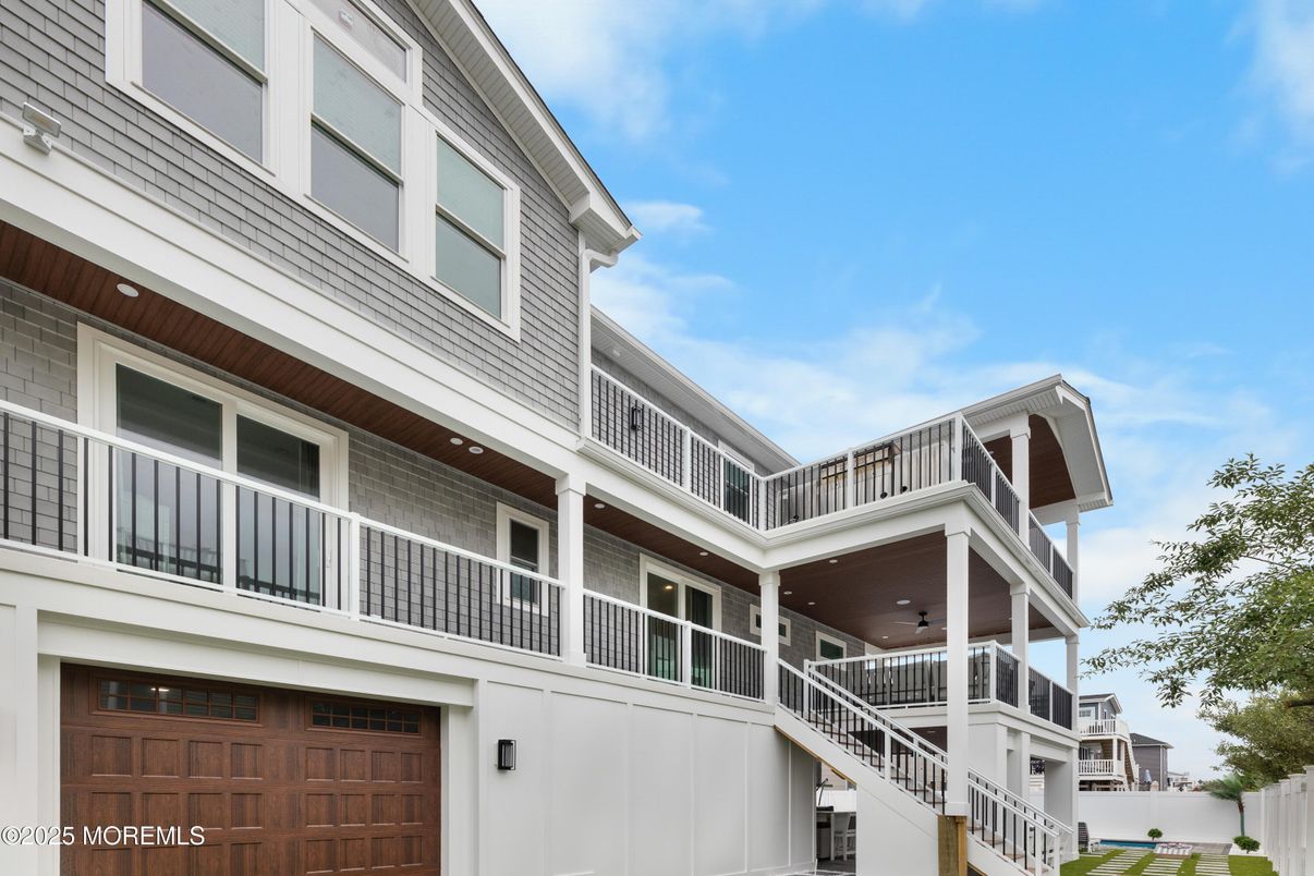 Attached, Exterior, Facade, None
