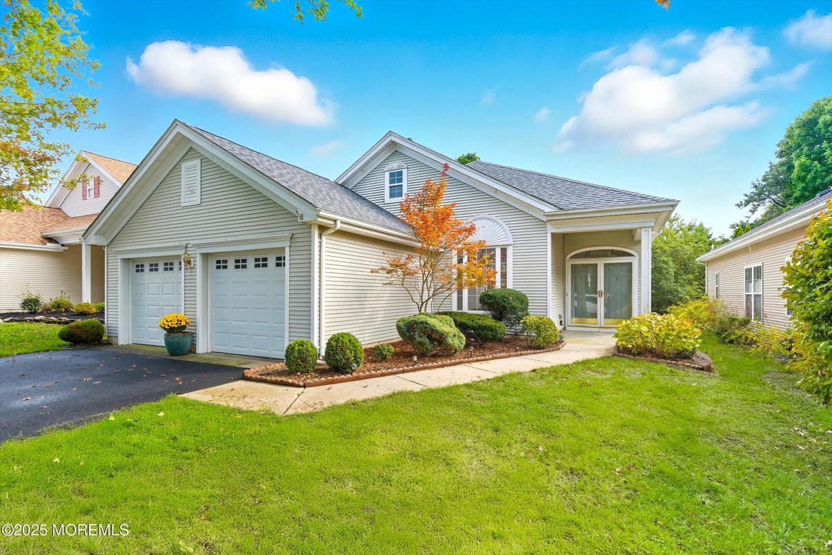 Attached, Exterior, Facade, Ranch