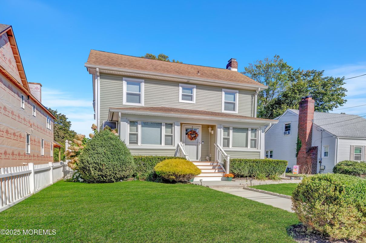 Exterior, Facade, American Foursquare
