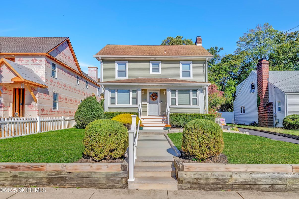 Exterior, Facade, American Foursquare