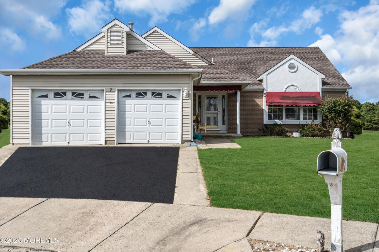 Attached, Exterior, Facade, Ranch