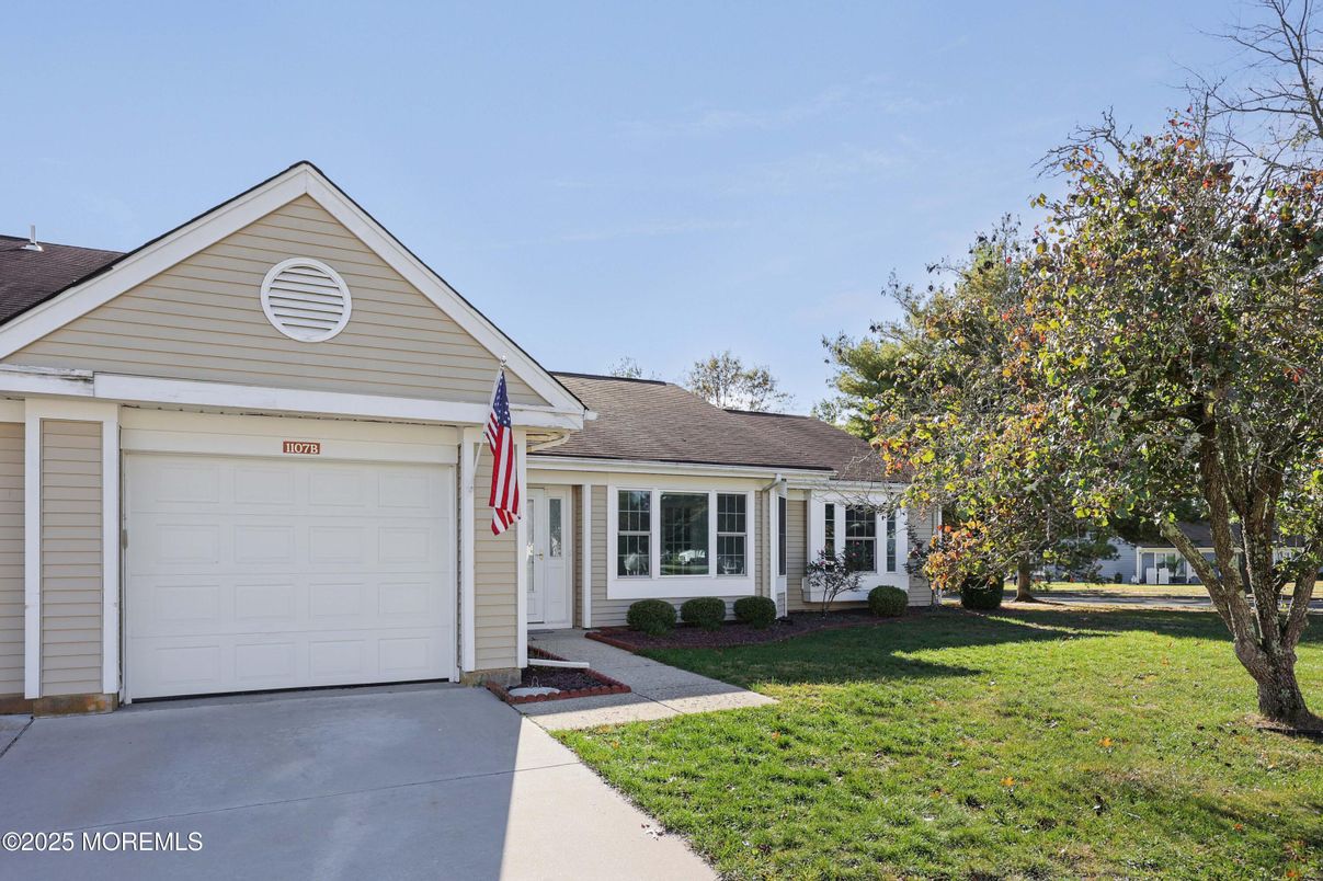 Attached, Exterior, Facade, Ranch