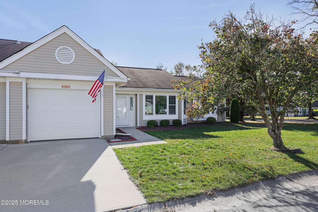 Attached, Exterior, Facade, Ranch