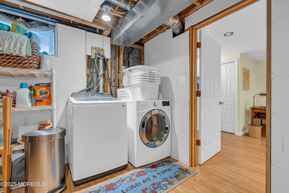 Interior, Utility Closets, Washer, Wood Texture Flooring