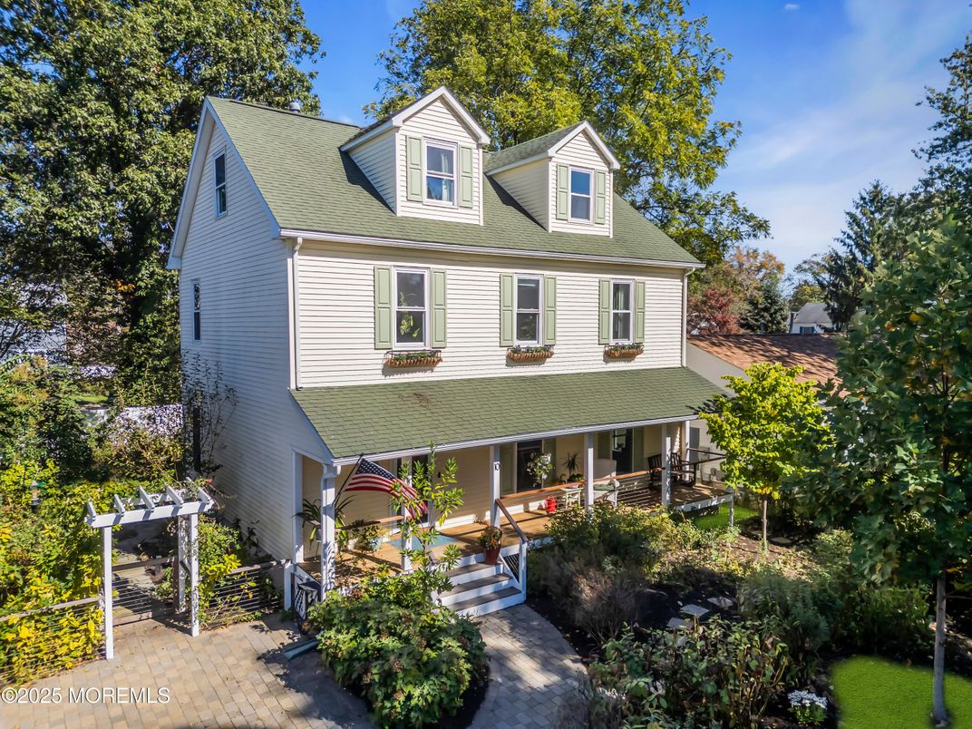 Exterior, Facade, Queen Anne Victorian