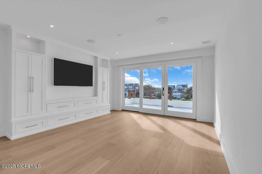 Empty room, Interior, Recessed Lighting, Water, Wood Texture Flooring