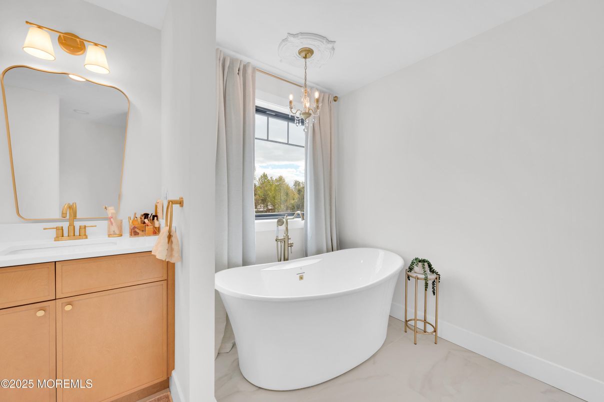 Bathroom, Chandelier, Free Standing Baths, Interior