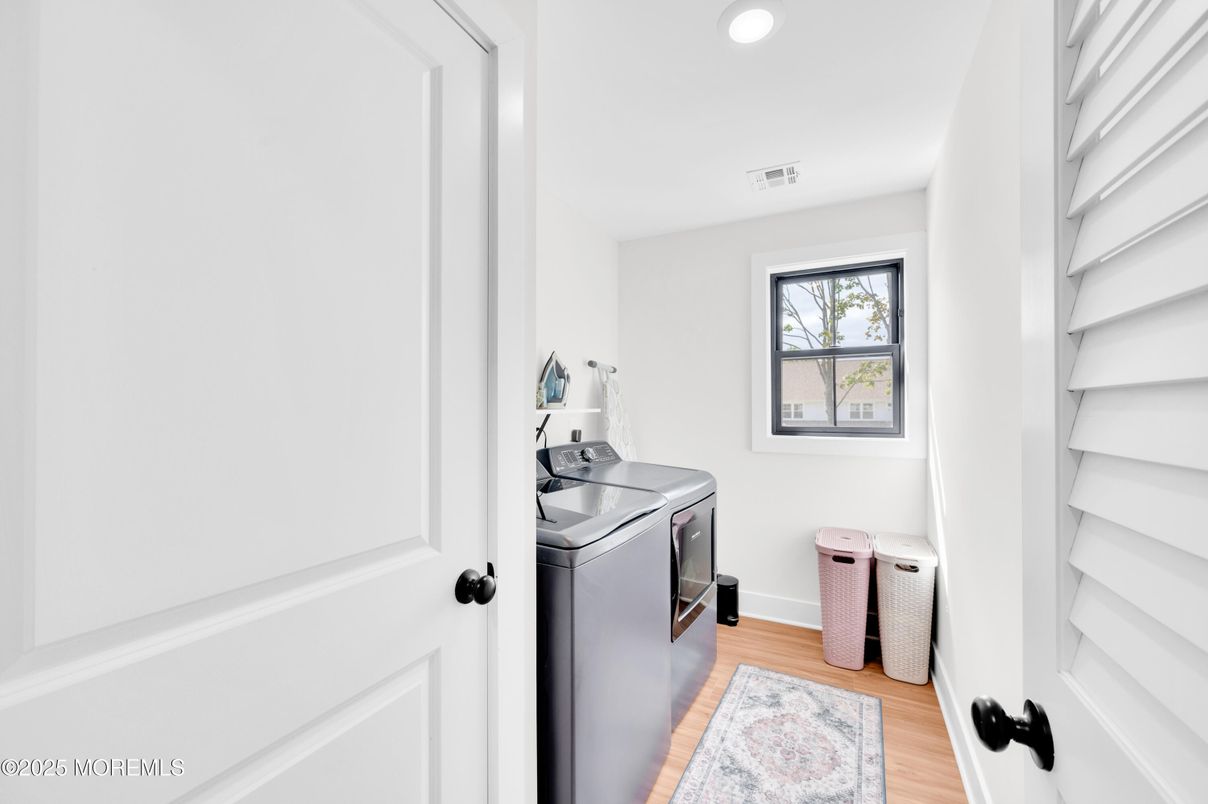 Interior, Recessed Lighting, Washer, Wood Texture Flooring
