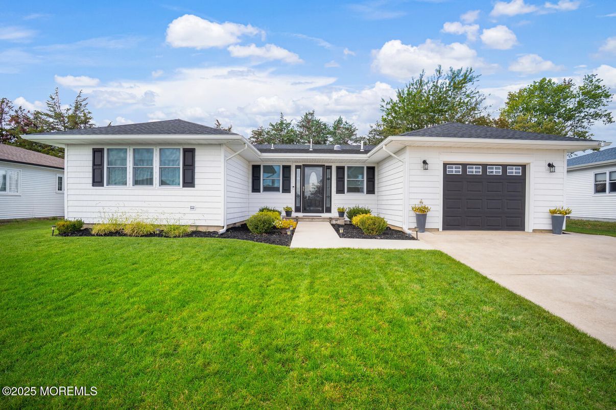 Attached, Exterior, Facade, Ranch