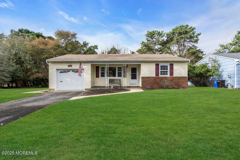 Attached, Exterior, Facade, Ranch