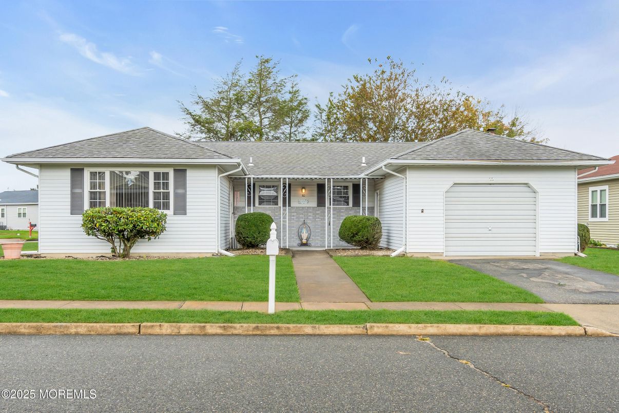 Attached, Exterior, Facade, Ranch