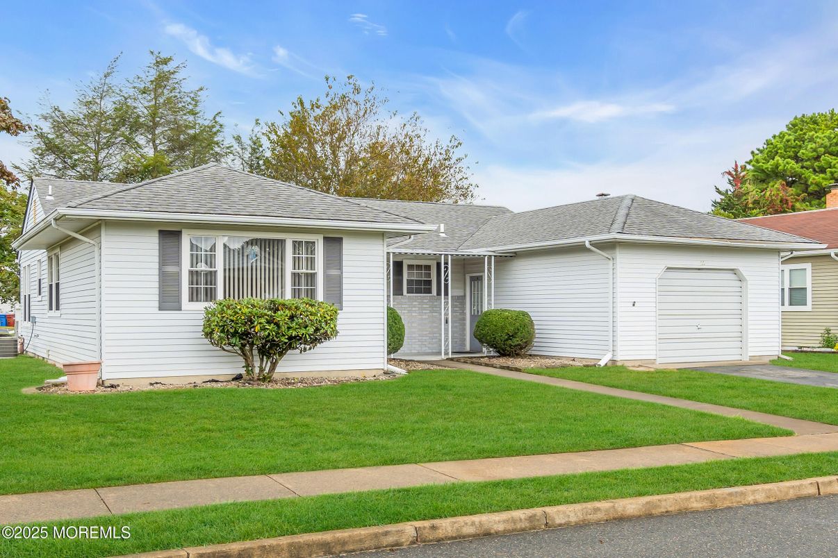 Attached, Exterior, Facade, Ranch