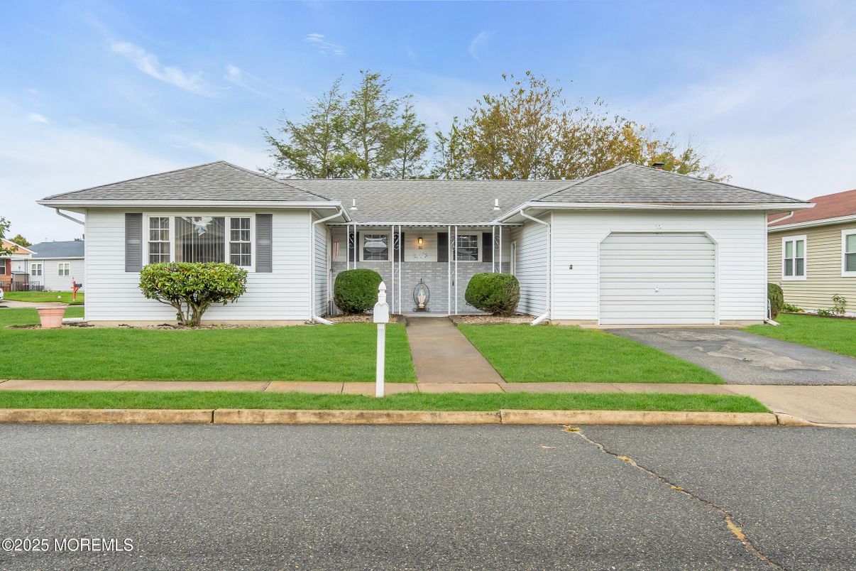Attached, Exterior, Facade, Ranch