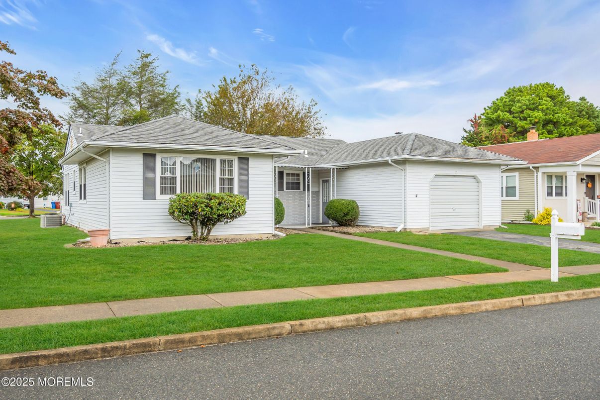 Attached, Exterior, Facade, Ranch