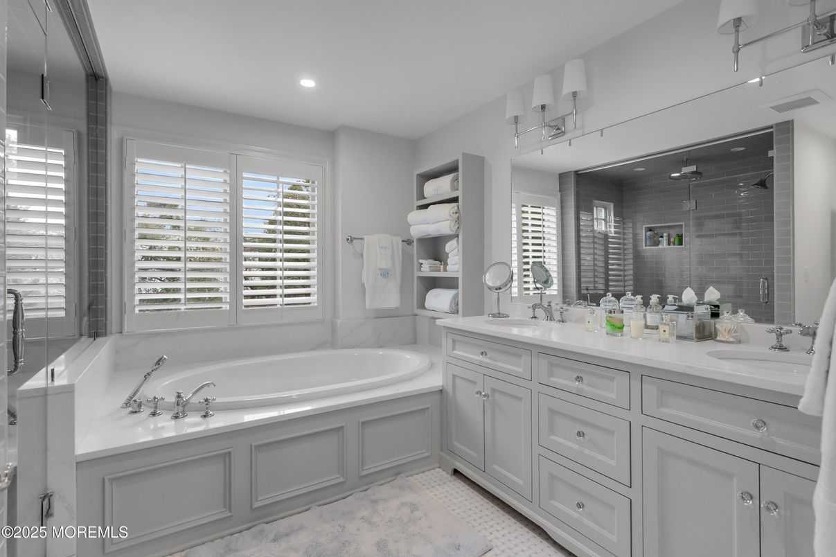 Bathroom, Dual Sink Vanities, Interior, Recessed Lighting