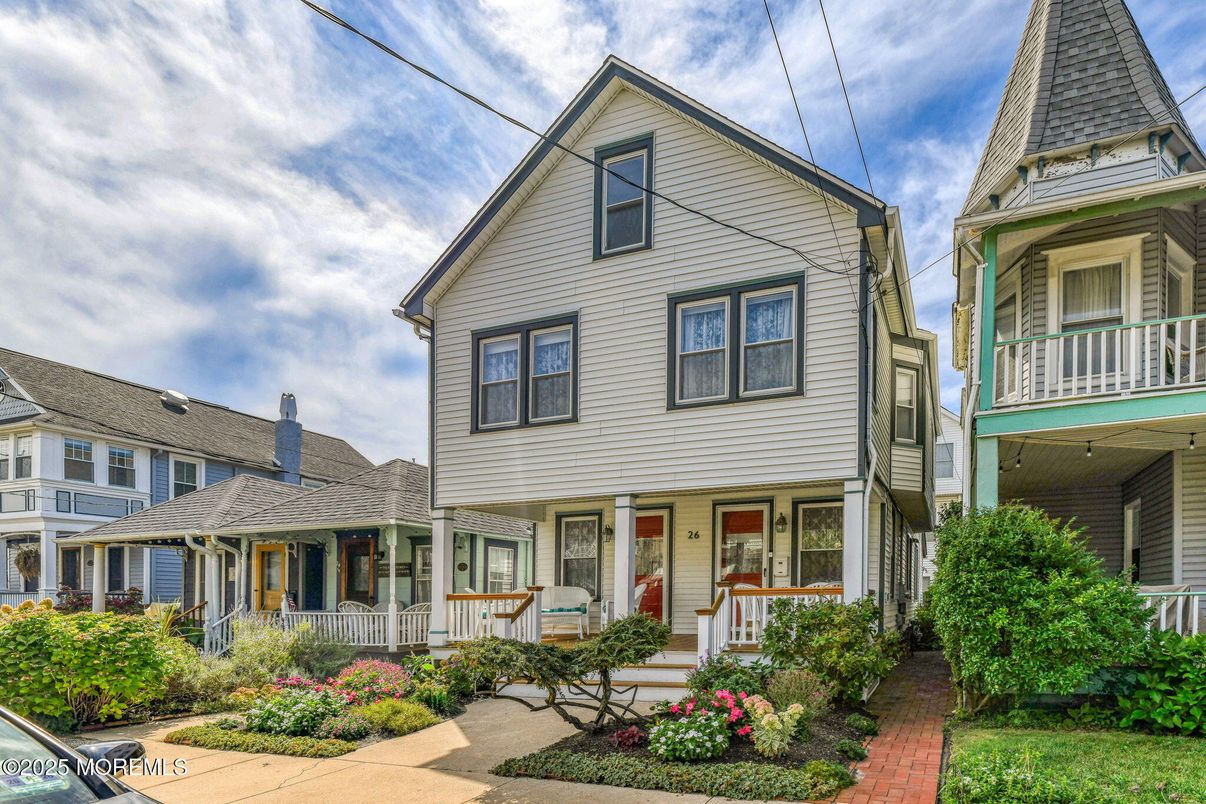 Exterior, Facade, Queen Anne Victorian
