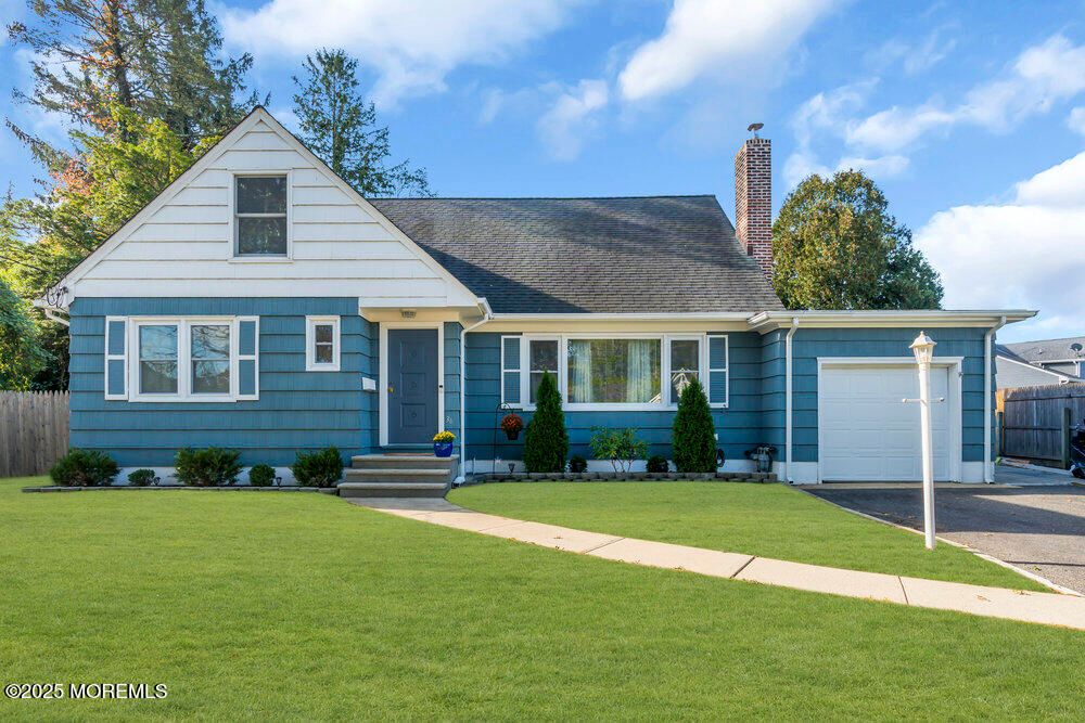 Attached, Exterior, Facade, Cape Cod