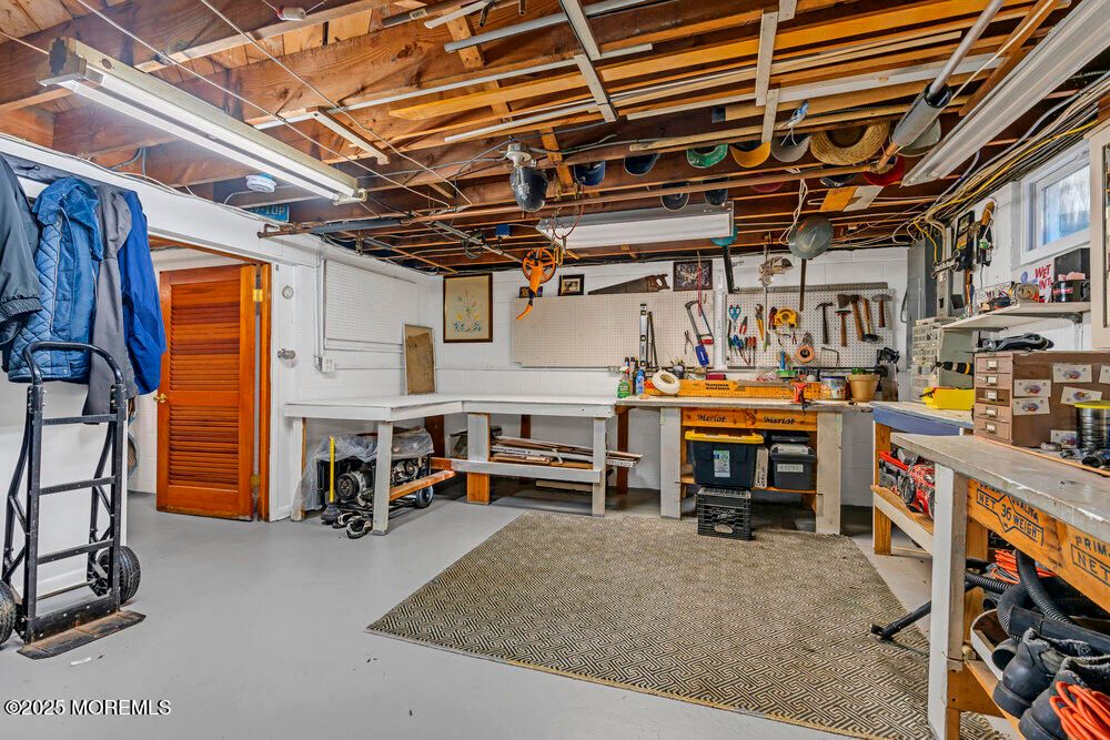 Garage, Interior, Wooden Beams