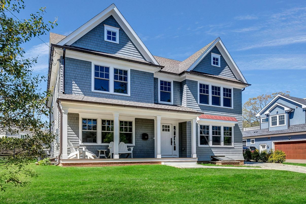 Exterior, Facade, Queen Anne Victorian