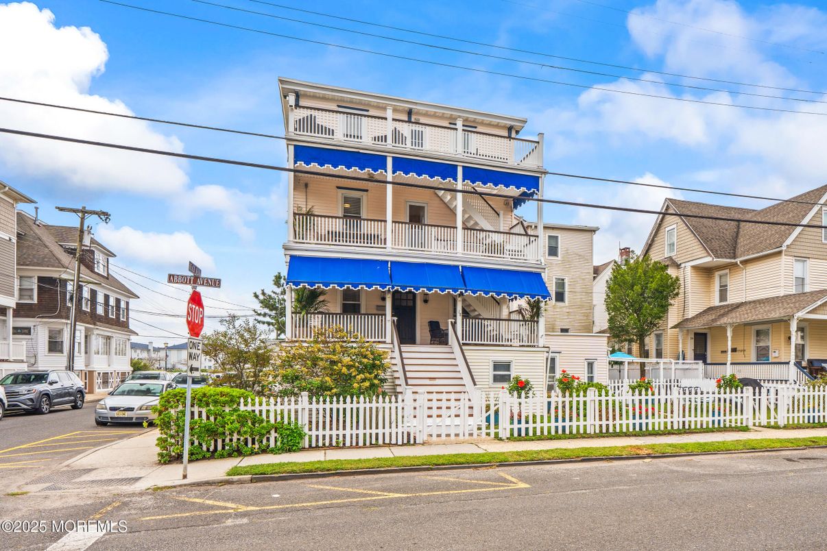 Exterior, Facade, Queen Anne Victorian