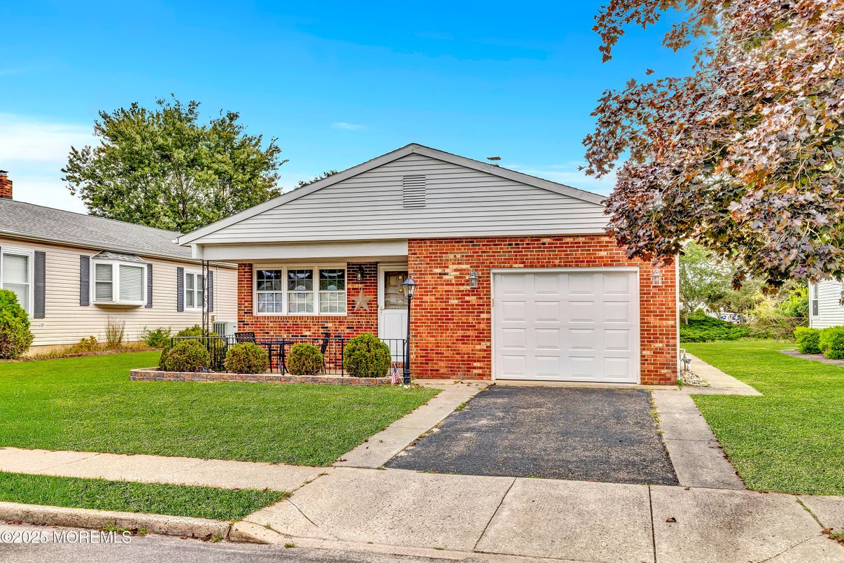 Attached, Exterior, Facade, Brick Facade, Ranch