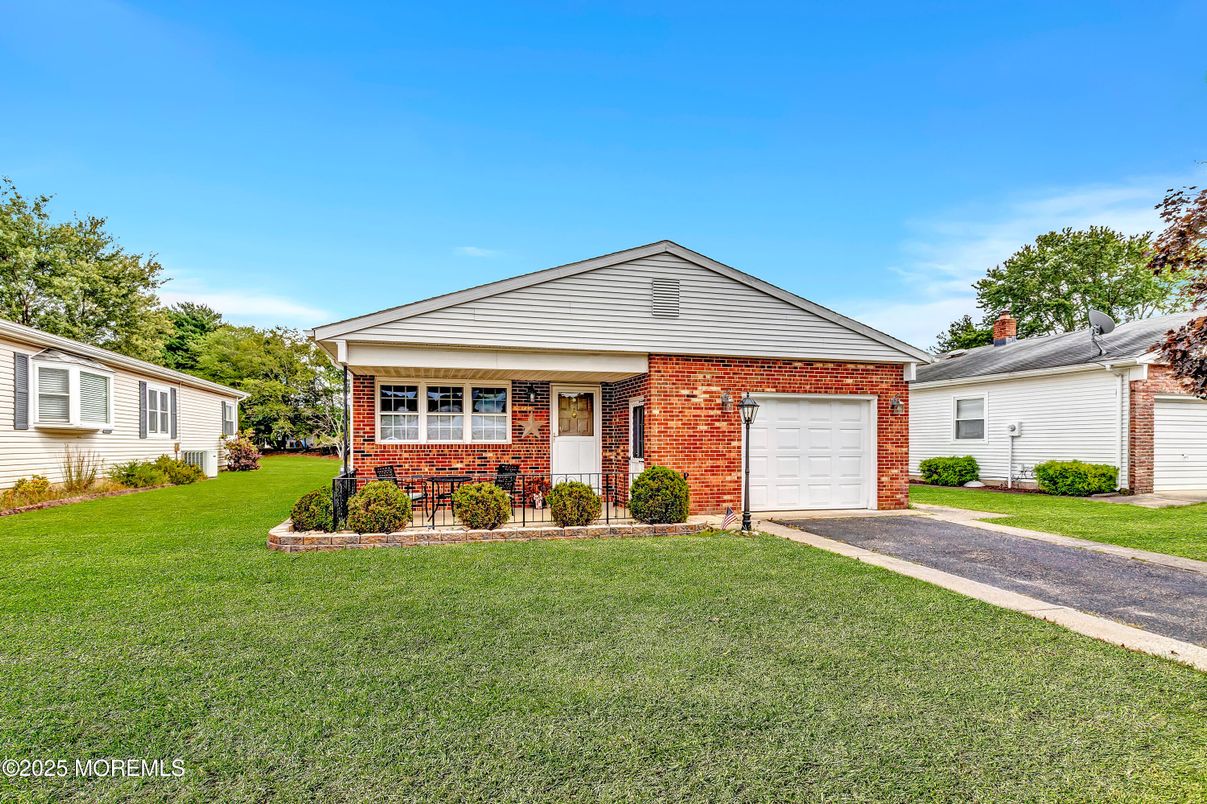 Attached, Exterior, Facade, Brick Facade, Ranch